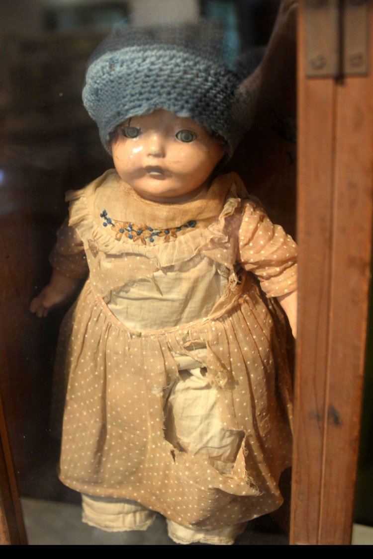 昭和初期にアメリカから贈られた青い目の人形「ヘルン・モナー」。