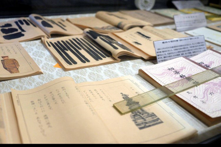 軍神広瀬中佐のページと墨塗教科書。多くの教育史料が歴史を語る。