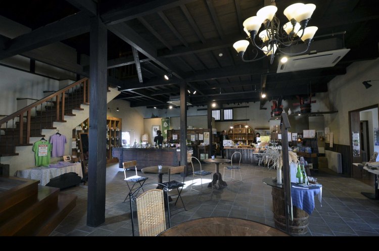 旧酒蔵で利き酒（500円。～16時）を。2階がギャラリー。