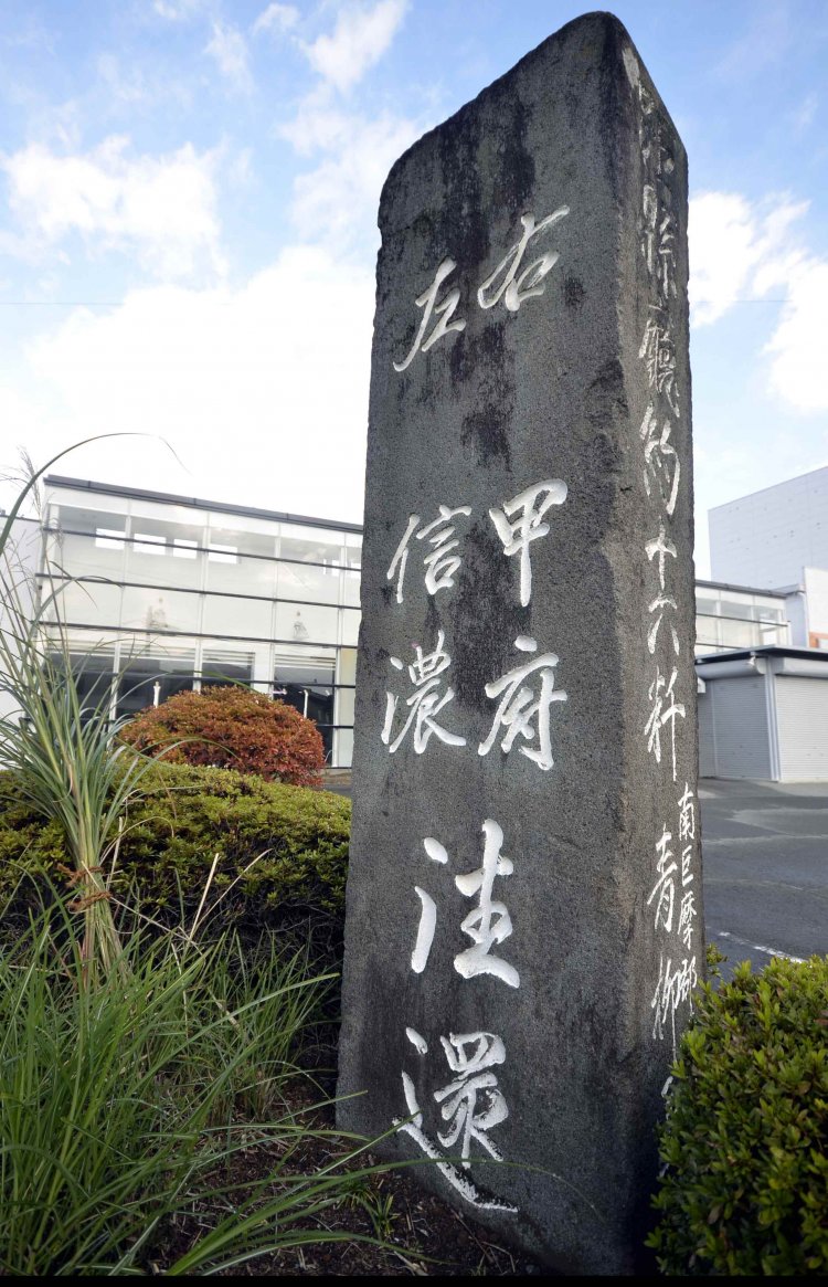 青柳宿の追分（おいわけ）、駿州往還と駿信往還のＹ字路に立つ明治時代の道標。