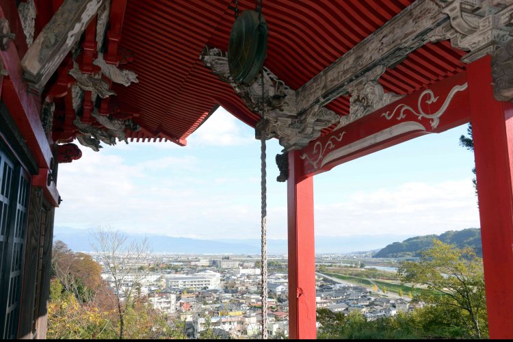 舟運で栄えた鰍沢村中が宝暦５年（1755）に建てた横向七面堂。