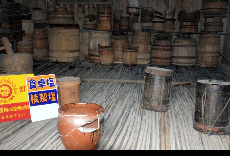 桶やブリキの油缶。手前の壺は中身の塩とも江戸時代物。