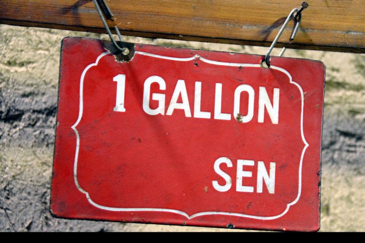 銭表記のガソリン料金表。１ガロン１円弱だった昭和初期のものか。