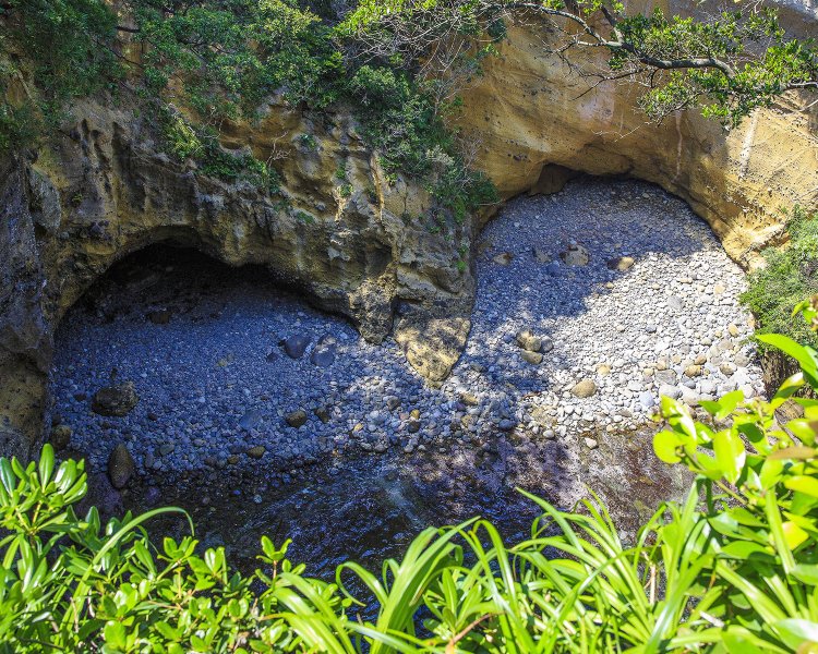 崖上の遊歩道から天窓をのぞくとハート形に見える。