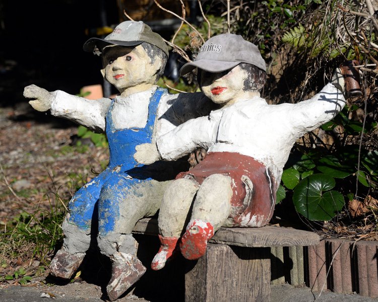 龍宮窟から集落を越えてタライ岬へ向かう道路の傍らにある謎のオブジェ「ナオちゃんユミちゃん」。