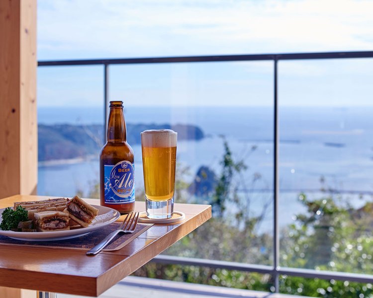 眼下に海を眺めてアジフライサンド900 円、伊豆エール700 円を。