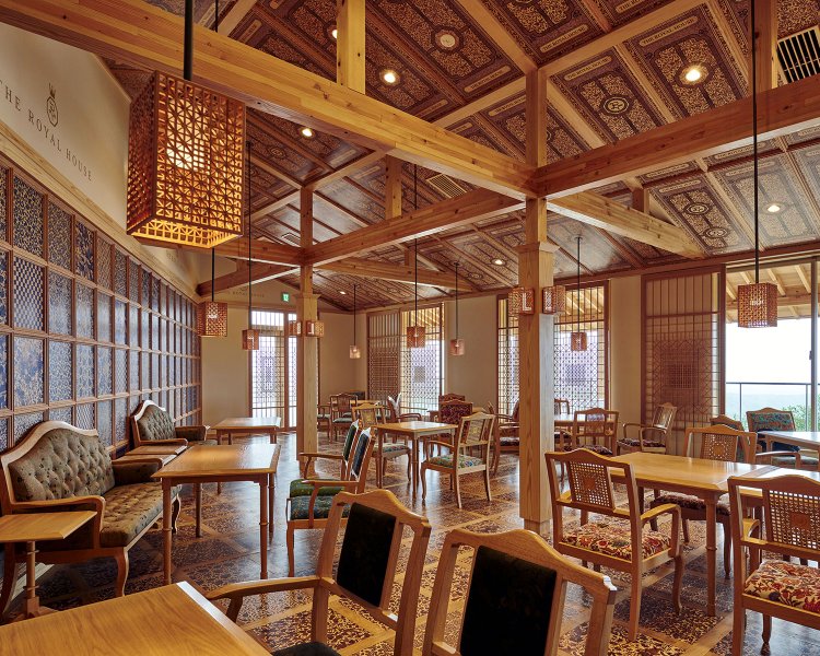 天然木をふんだんに使い、組子細工など伝統工芸をちりばめた空間。