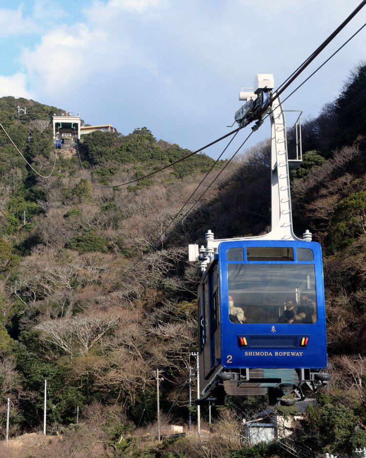 高級感のあるロープウェイのゴンドラは水戸岡鋭治氏のデザイン。