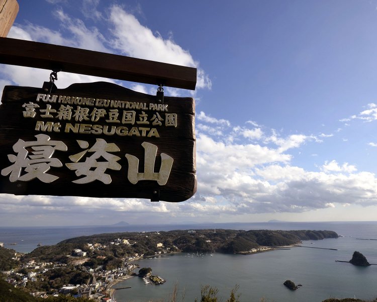 山頂駅から数分の場所にある「寝姿展望台」。ピークは標高200 ｍ。