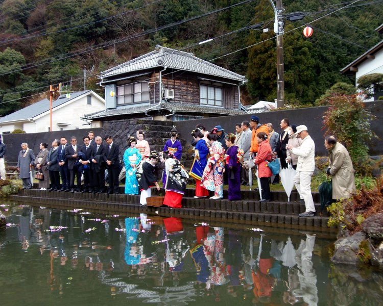 お吉ケ淵で芸妓衆が献花、宝福寺で法要、文化会館で芸能大会を行う。
