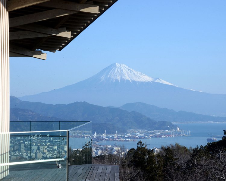 展望回廊から望む富士山。５月ごろまで冠雪した山容が眺められる。