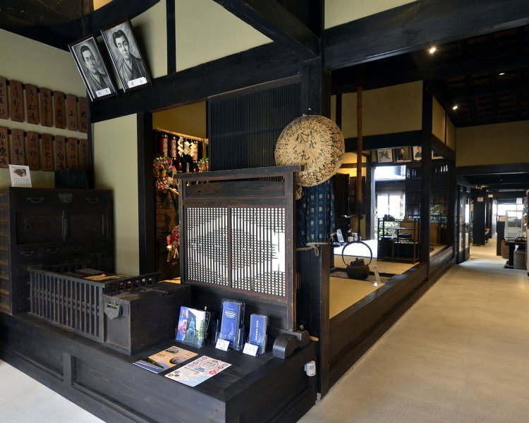 創建時に近い姿に近年改修。次郎長にちなんだ勝札100 円をみやげに。