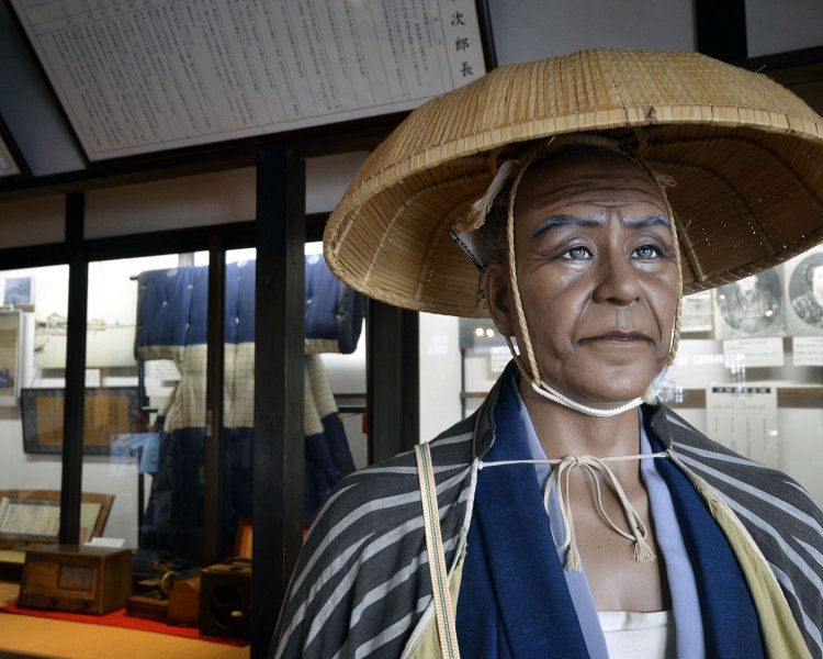 旅姿の清水次郎長。後ろは徳川慶喜公から拝領した熨斗目（のしめ）。