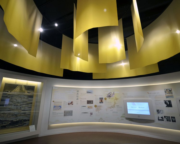 映像シアター隣の展示室には天井から羽衣をかたどったオブジェが。