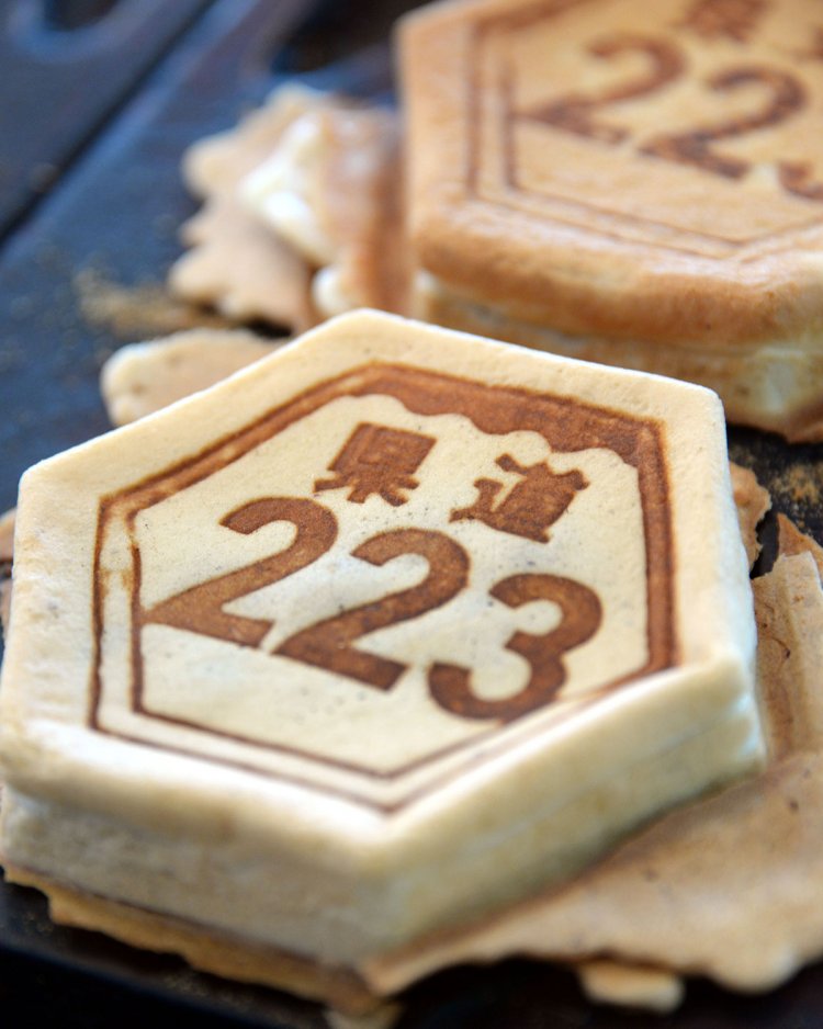 道路標識型の大判焼きの「ふじ見焼き」あんこ180円、くるみ・クリーム各200円。