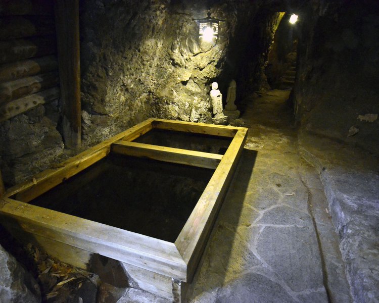 病気平癒を願い、治したい部位を湯かけ地蔵に湯をかけて祈念する。