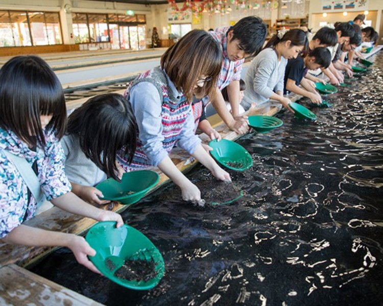 砂金採り体験750円は30分採り放題。採った砂金は持ち帰れる。