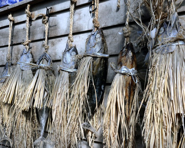 潮かつお燻焼き70ｇ600円、潮鰹30ｇ900円、「かつを節」は時価。