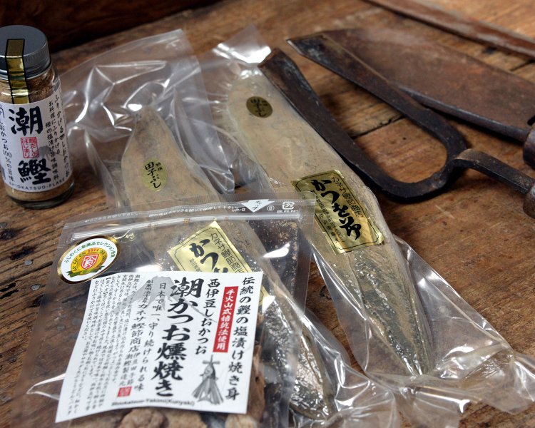 丸ごと塩に漬け込んで乾燥させる田子地区の伝統保存食「潮鰹」。