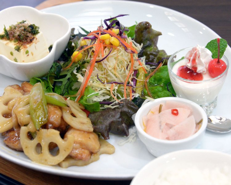 ランチ（～14：00）はパスタ・豚バラ丼550円～。プレートは日替わり（写真）など8種各890円。