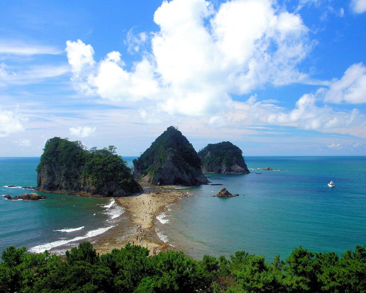 長さ200 ｍ、幅30 ｍほどの砂州の道。眺めたら渡って体感したい。