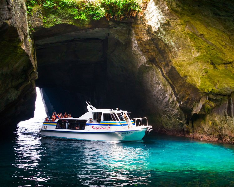遊覧船観光が楽しい天窓洞。その上もトンボロ現象のビュースポット。
