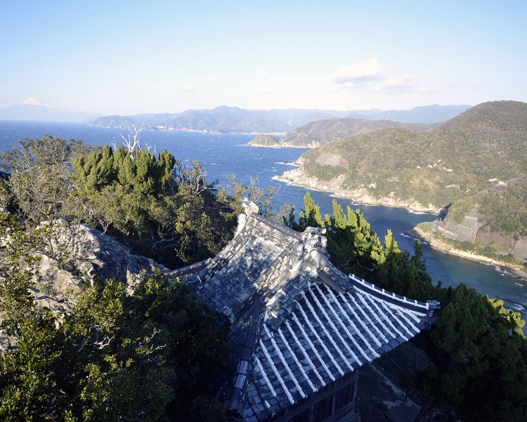 烏帽子山山頂に鎮座。標高162ｍと低いが急登なので油断は禁物。