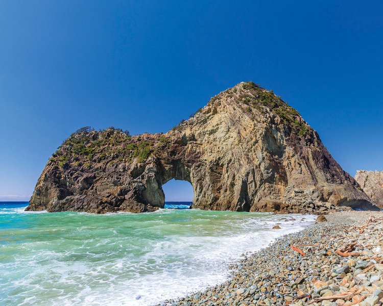 雲見温泉バス停から山を越えて徒歩15 分ほどの距離。歩く価値がある名勝だ。