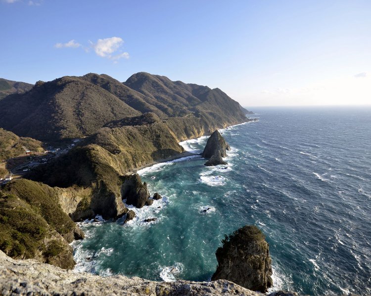 烏帽子山山頂から見た千貫門。中央の岩がそれ。