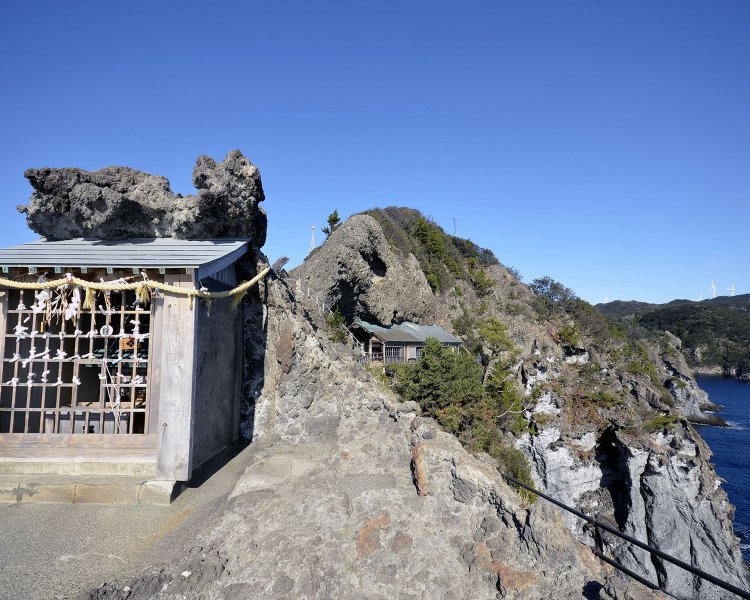 石廊崎先端の熊野神社は縁結びの御利益があるという。右奥は石室（いろう）神社。