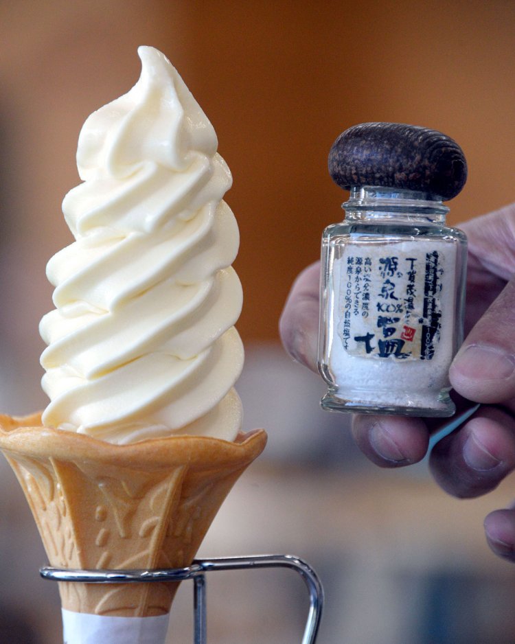 下賀茂温泉塩をかけながら食べる「ジオソフト」380 円。