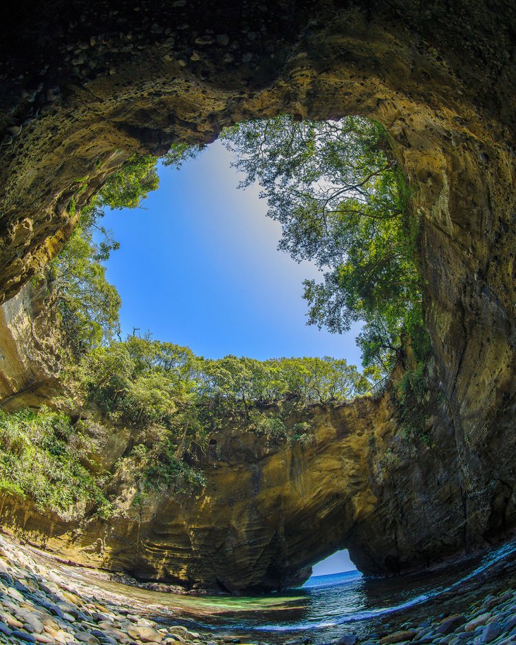伊豆に数あるなかでも最大級といわれる龍宮窟の天窓。
