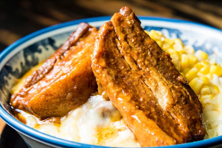 ホエー豚のアメリカンバーベキューぶっかけ930円＋特盛りチーズ200円。ホエー豚は6時間煮込み、とろけるような食感に。バーベキューソースが食欲をそそる。