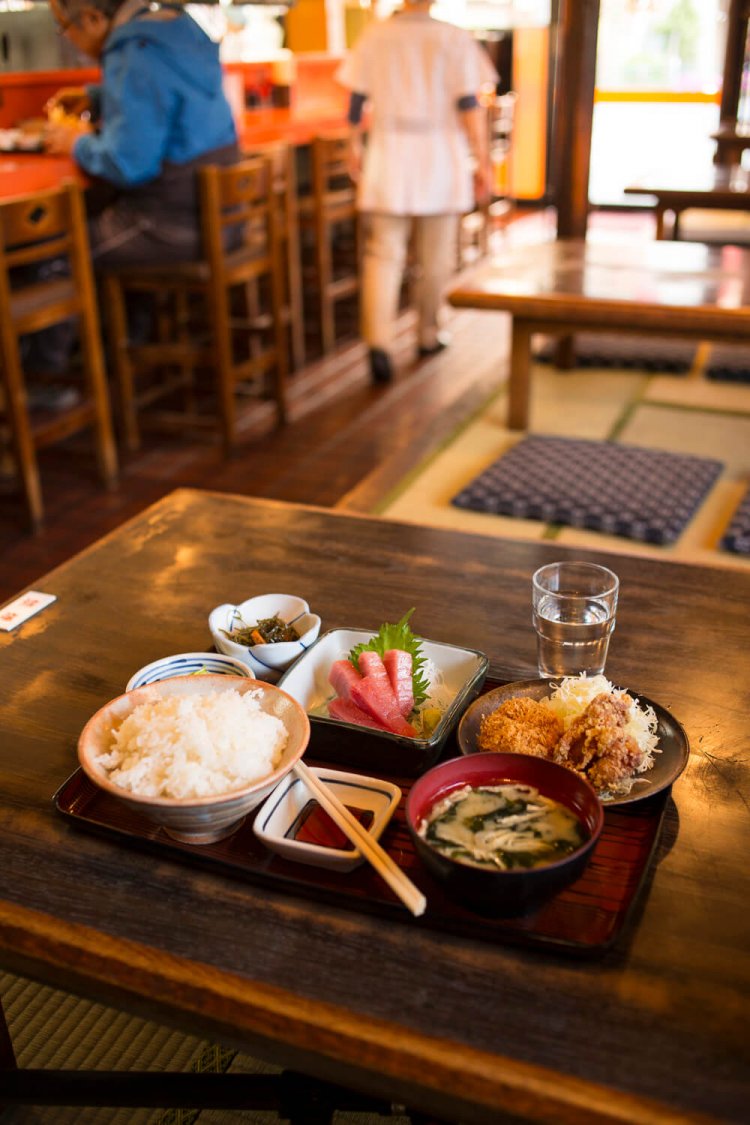 日替定食の本まぐろ刺身と唐揚、コロッケセット1020円。とり唐揚は2個330円で、単品注文もできる。