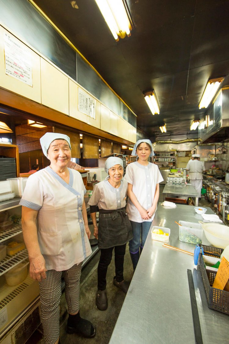 三角巾をかぶったおっかさんたちの笑顔と働く姿にも惚れる。揚げ物、刺し身、炒め物は職人さんの出番だ。