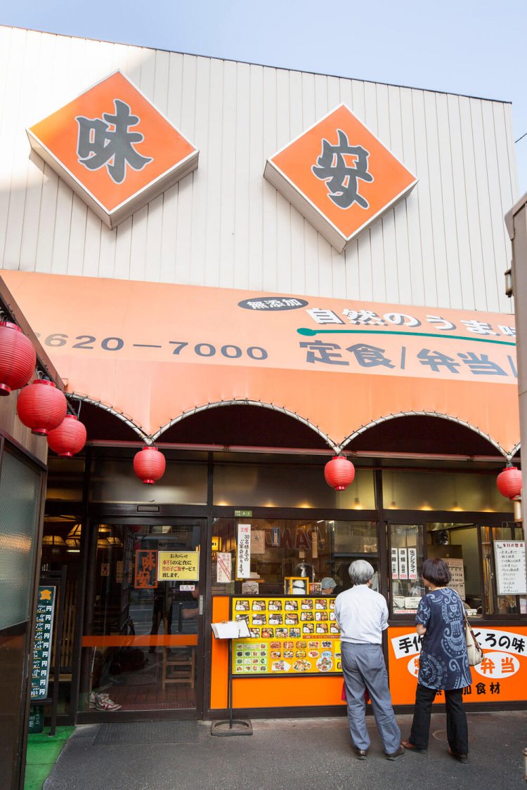 注文後に作りはじめる弁当も販売し、客がひっきりなし。電話注文可。