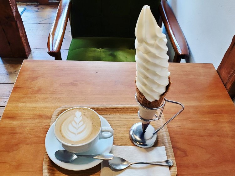 ソフトクリーム・カフェラテセット1010円。