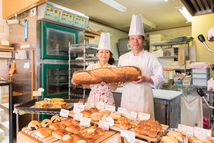 パーティー受けもよさそうなジャンボバタールは1680円。前日までに要予約。土曜限定カット販売あり。