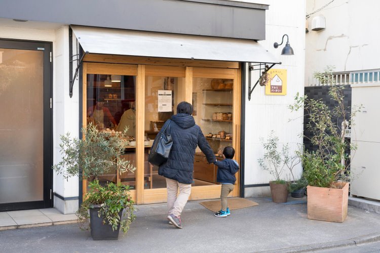 パンを追加で焼く中休みの間際にも駆け込む人の姿が。