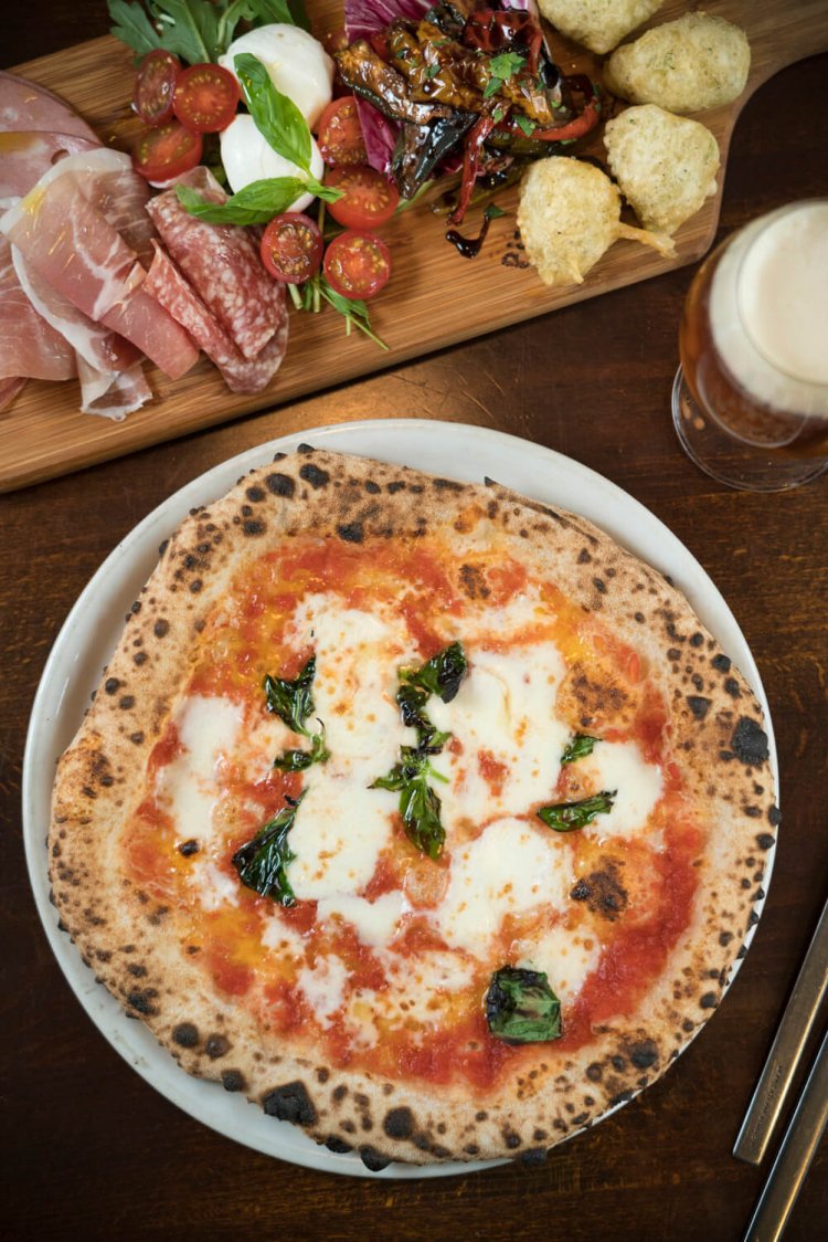 マルゲリータ1100円、前菜盛り合わせ4種1200円（2人前～注文）、ブルックリンラガー680円。