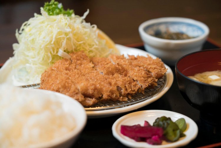 とんかつ定食950円。