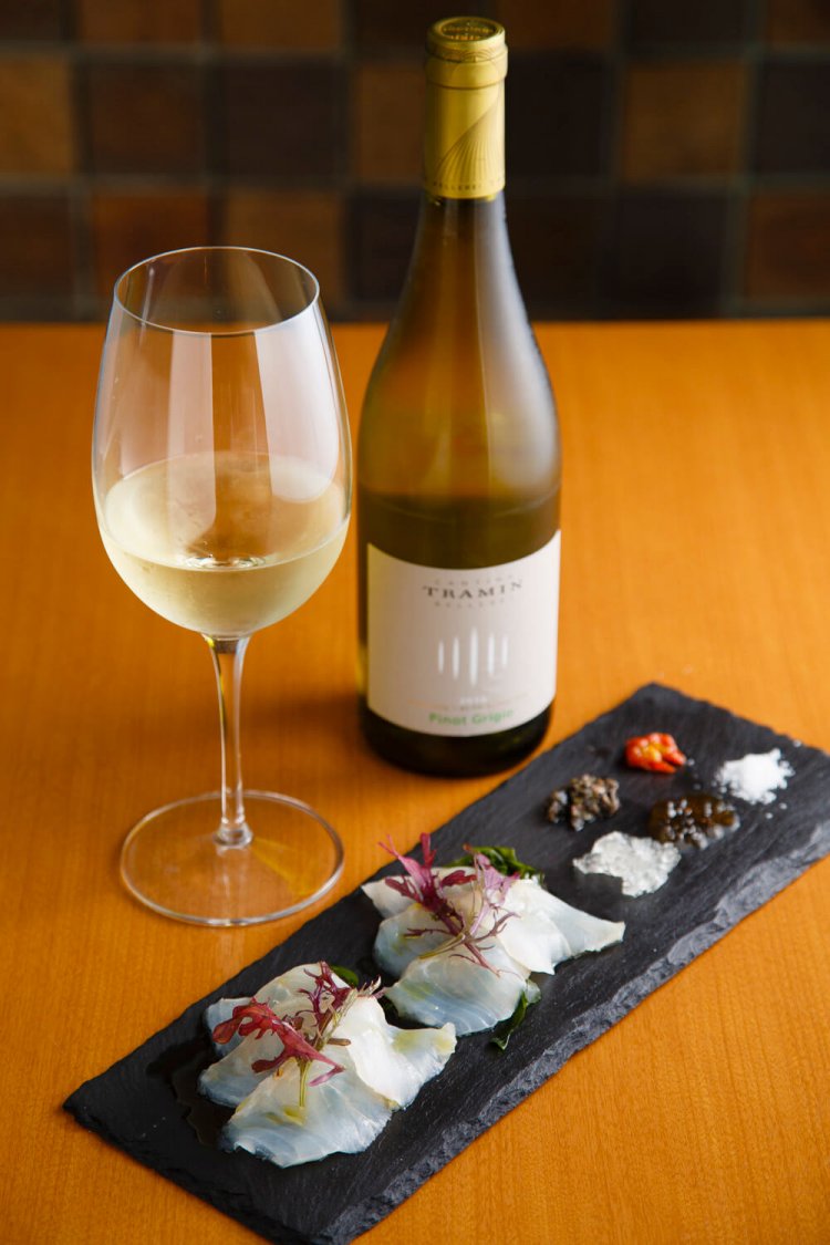 熟成魚のカルパッチョ1280円。白バルサミコのジュレ、魚醤のジュレ、岩手県野田村産の塩などが添えられている。