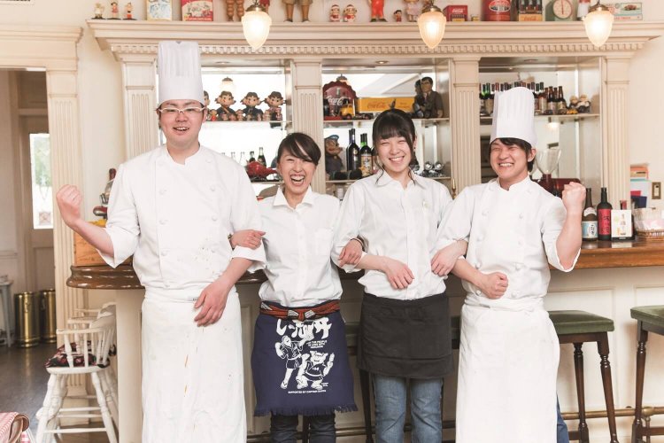 左からコックの鈴木秀行さん、店長の内田雅子さん、ホールの田口実来さん、コックの田村輝晃さん。