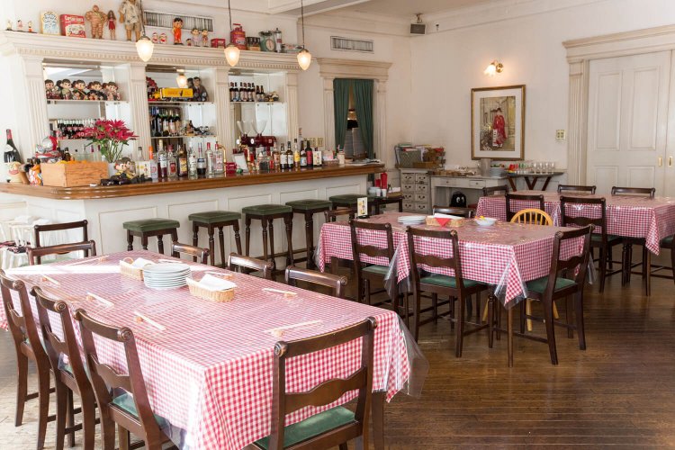 店内は80年代のアメリカの洋食屋をイメージ。