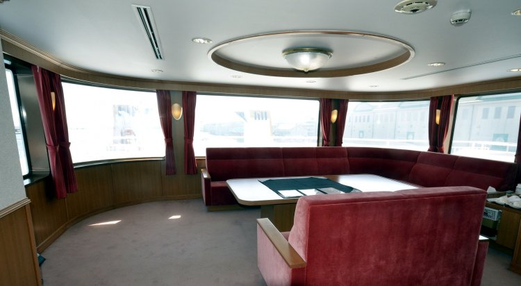 ゆったり船旅が楽しめる最上階の貸切特別室。8名まで利用可。