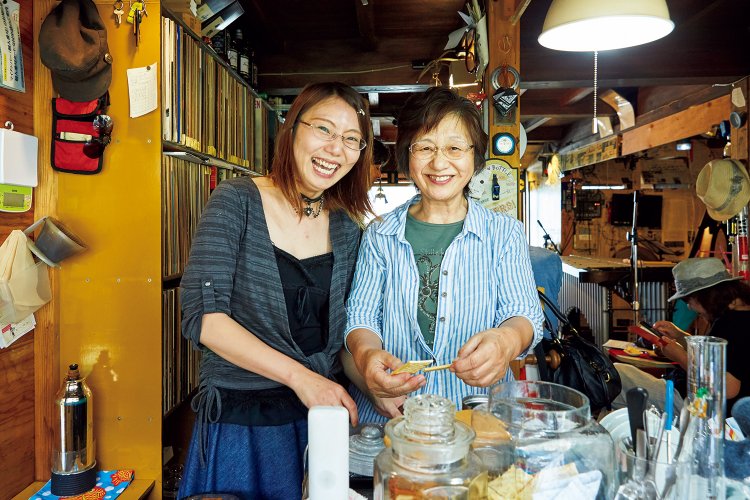 看板娘はフルート奏者のミーナさん（左）と桝本夫人。