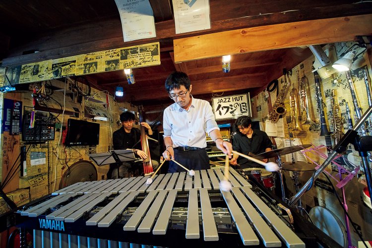 潮風が吹き抜ける店内は、アマチュアミュージシャンによるセッションで白熱する。