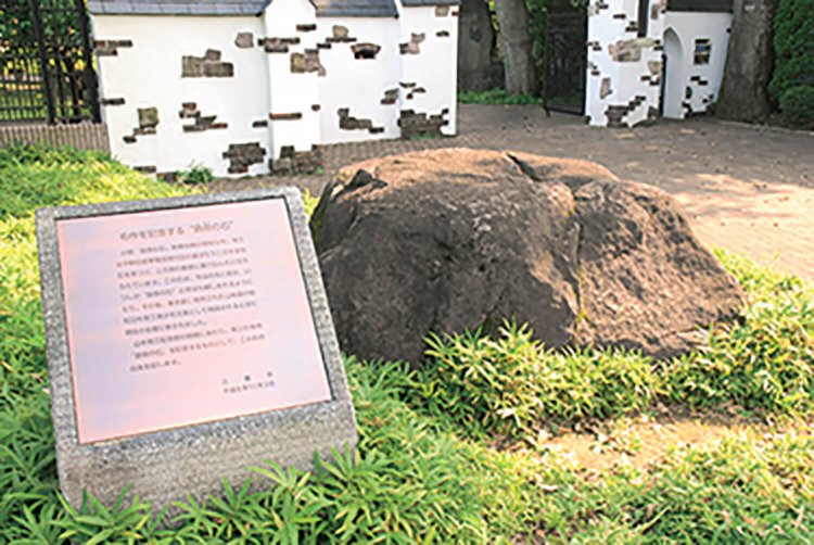 通称「路傍の石」と親しまれる門前にある巨石