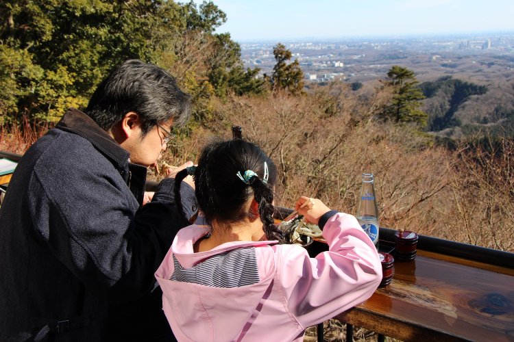 ランチはケーブルカー高尾山駅からすぐの『十一丁目茶屋』のテラス席で。