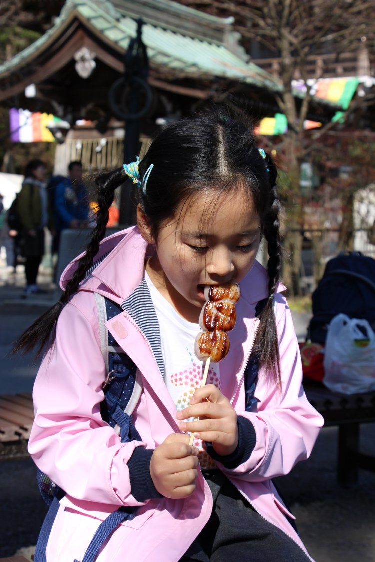 男坂で疲れた体は力団子を食べて、元気回復！